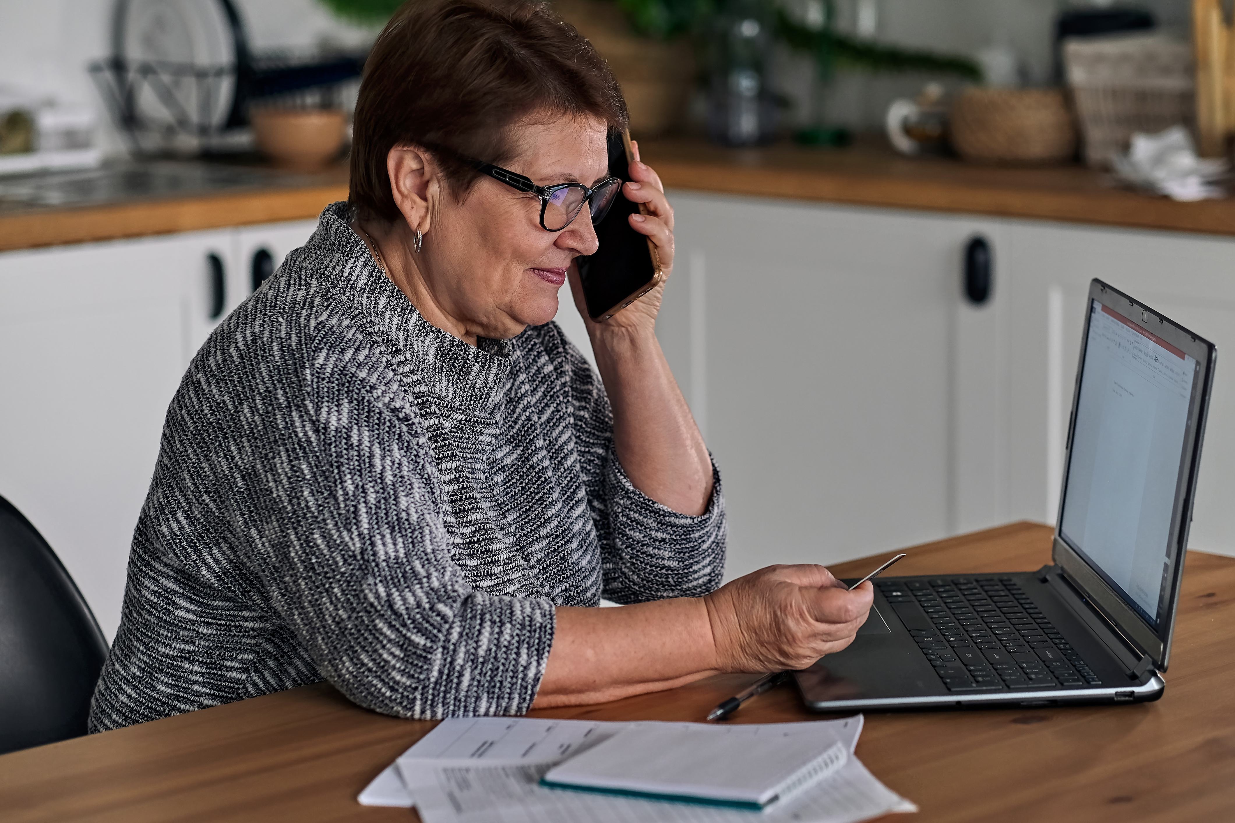 A senior calling up about her Social Security benefits.